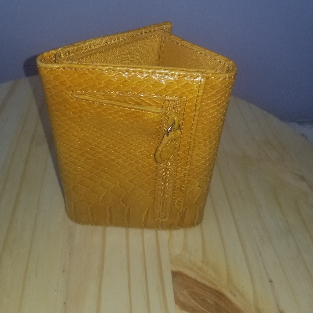 Liz Claiborne trifold wallet - Picture 2 of 4